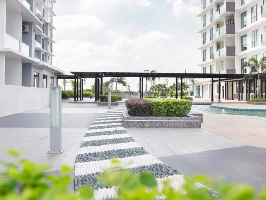 A2705 Platino Paradigmmall Netflix Poolview Bystay *