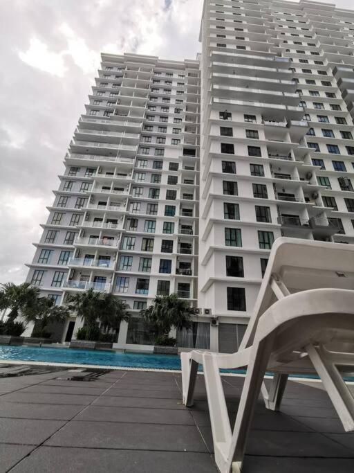 A2705 Platino Paradigmmall Netflix Poolview Bystay *