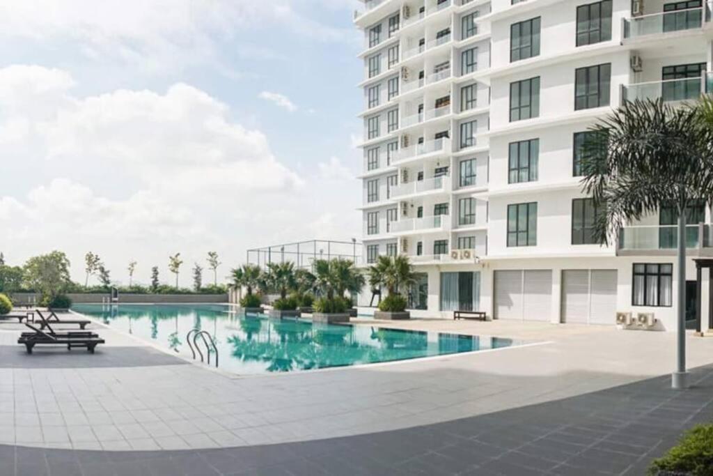 A2705 Platino Paradigmmall Netflix Poolview Bystay Johor Bahru