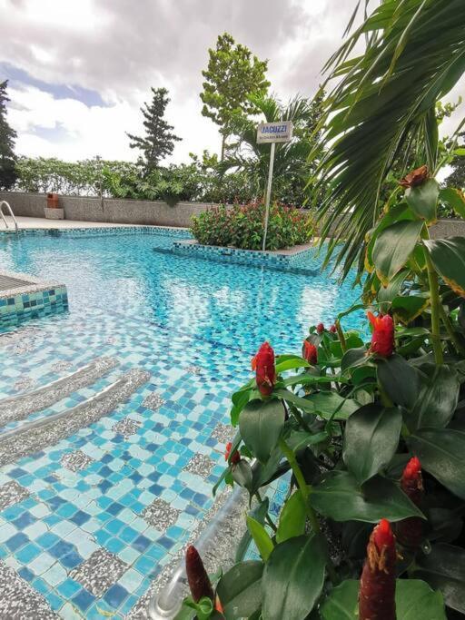A2705 Platino Paradigmmall Netflix Poolview Bystay Apartment *