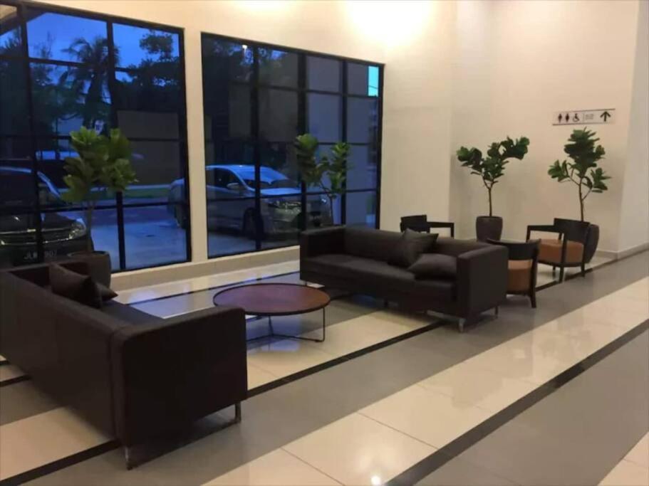 A2705 Platino Paradigmmall Netflix Poolview Bystay