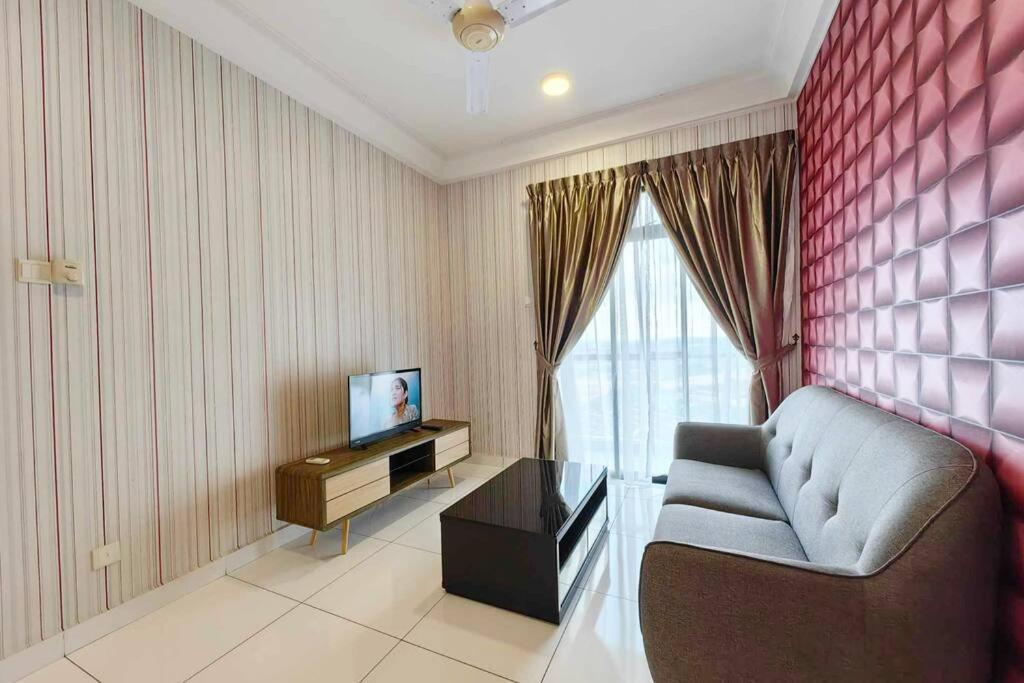 A2705 Platino Paradigmmall Netflix Poolview Bystay Apartment