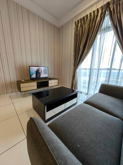 A2705 Platino Paradigmmall Netflix Poolview Bystay Johor Bahru
