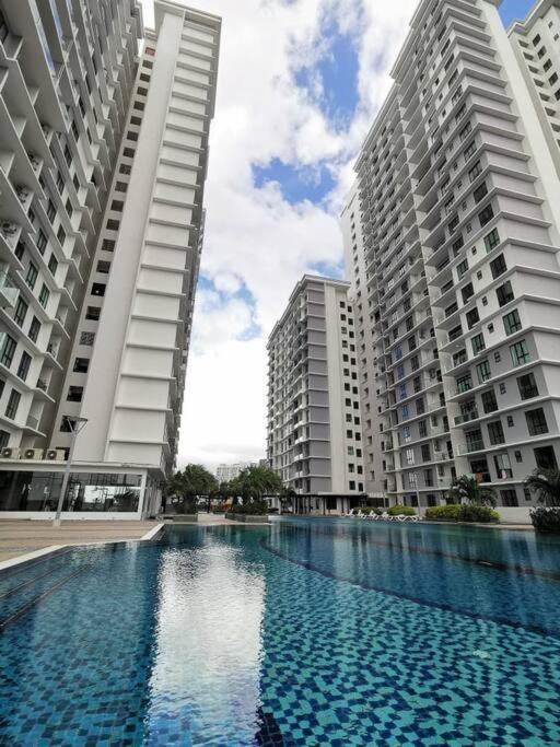 A2705 Platino Paradigmmall Netflix Poolview Bystay Apartment *