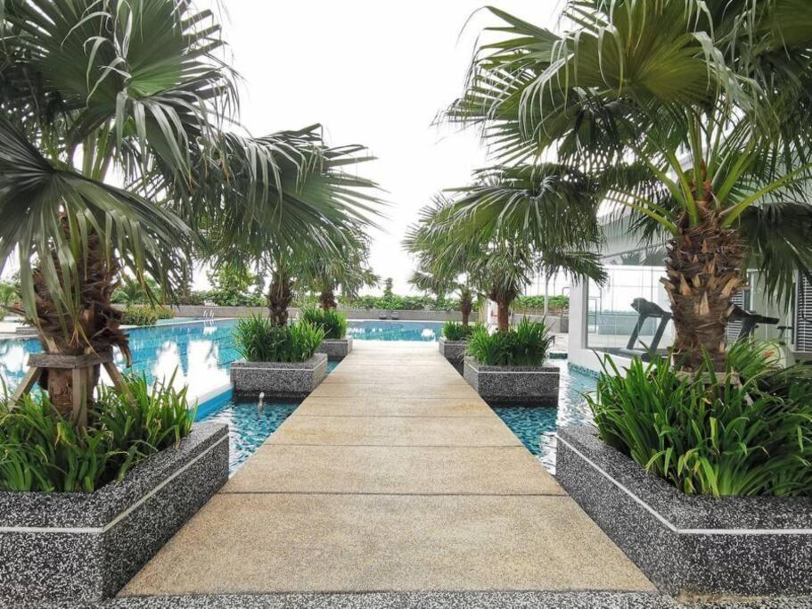 A2705 Platino Paradigmmall Netflix Poolview Bystay Apartment *