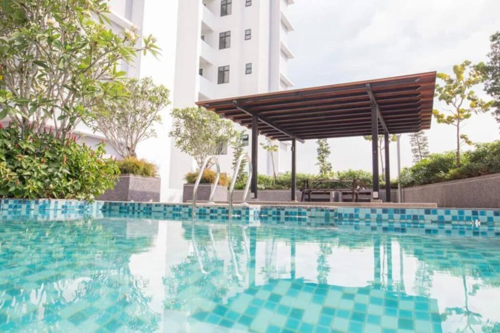A2705 Platino Paradigmmall Netflix Poolview Bystay * Johor Bahru