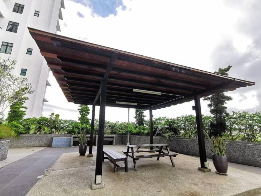 A2705 Platino Paradigmmall Netflix Poolview Bystay